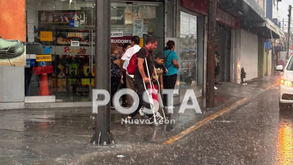 Diluvio toma por sorpresa a más de uno e inunda Monterrey