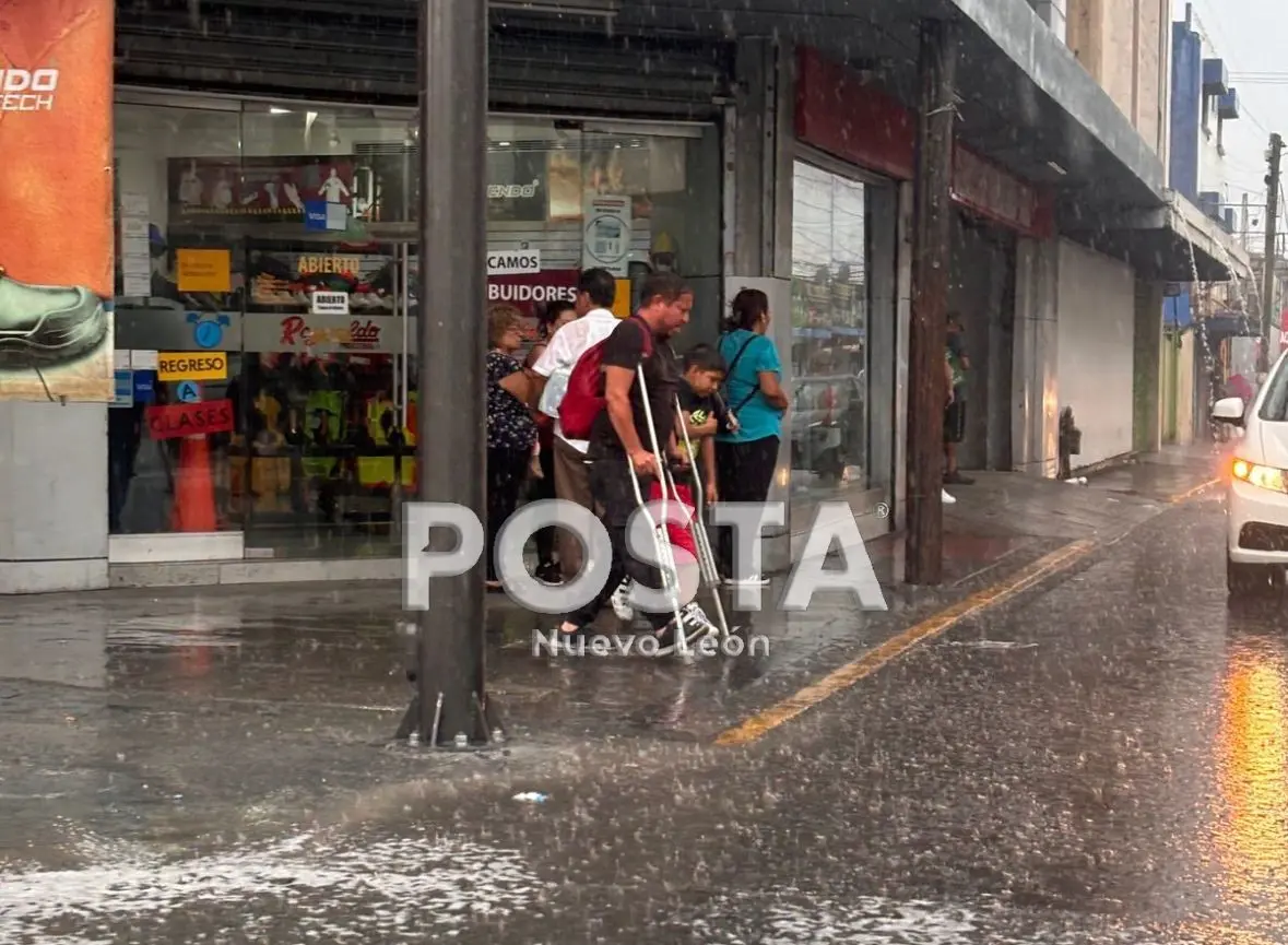 Diluvio toma por sorpresa a más de uno e inunda Monterrey. Foto: Diego Beltrán y Brenda Reza