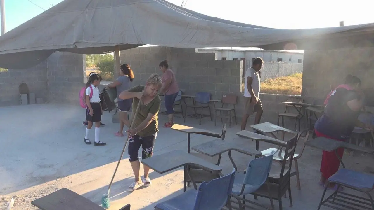 Padres de familia se unen diariamente a las labores de limpieza del aula. Foto: Redes sociales