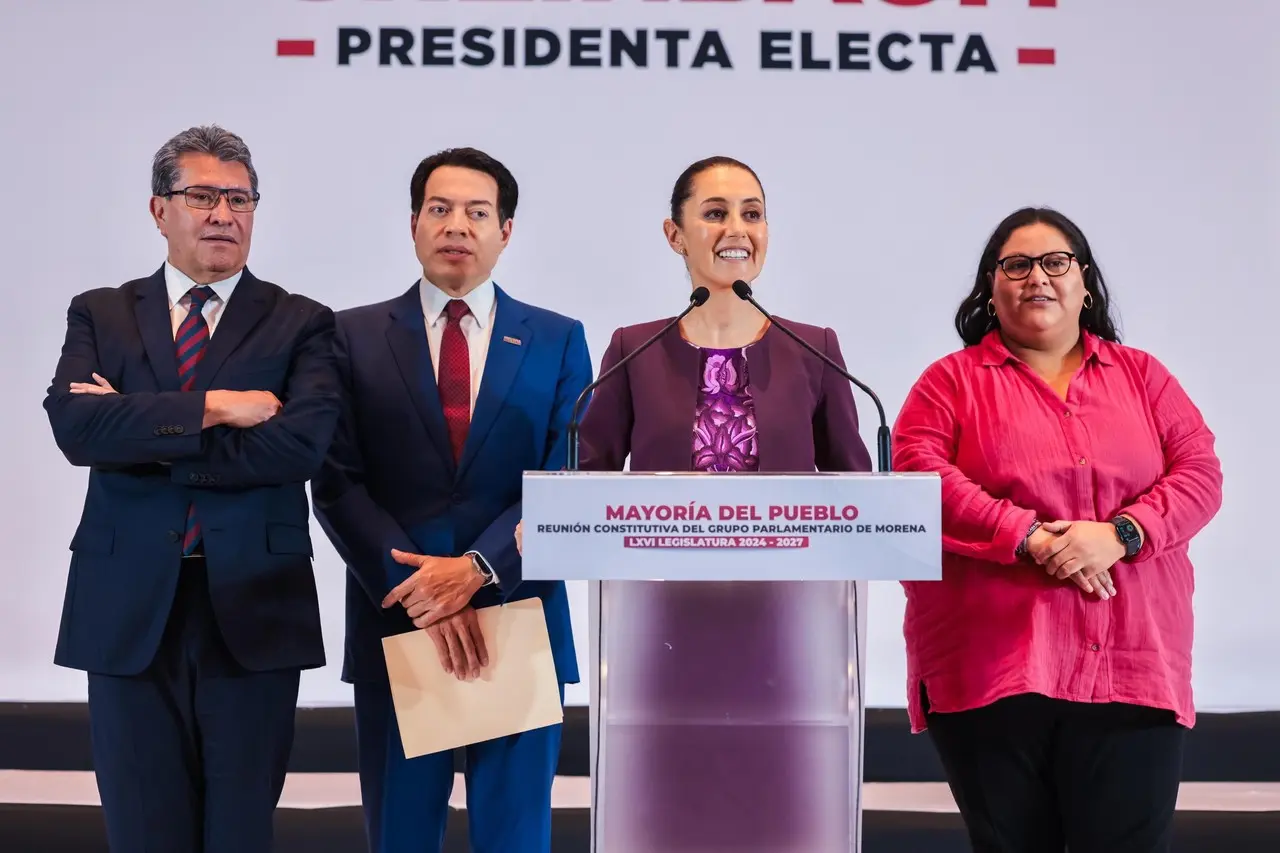 En rueda de prensa, Ricardo Monreal, Mario Delgado, Claudia Sheinbaum y Citlallic Hdz con diputados de Morena. Foto: ComSoc Claudia Sheinbaum