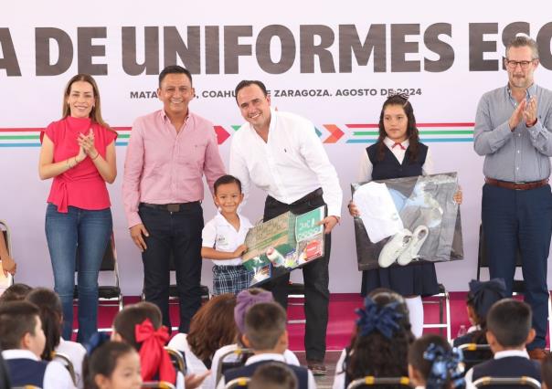 Arranca Manolo Jiménez entrega de uniformes para escuelas rurales en Coahuila