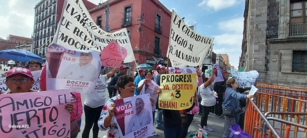 Tras la decisión de la Sala Xalapa de otorgar al PAN la victoria por la Alcaldía de Puerto Progreso, un grupo de militantes de Morena viajó a Ciudad de México para protestar frente a Palacio Nacional.- Foto cortesía