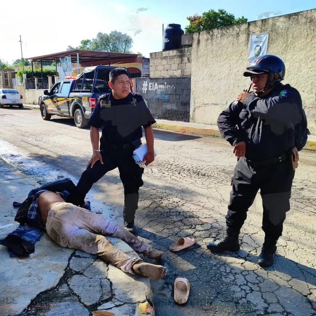 Policías estatales se movilizaron la mañana de este martes en Tizimín luego de encontrar tirado y con golpes a una persona conocida en la comunidad como el payaso “risitas”.- Foto de Yucatán Observador