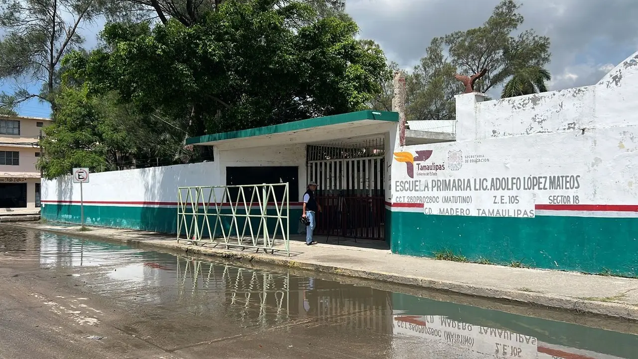 Entre los intensos calores y con la modalidad de medio turno es como arrancaron el ciclo escolar los alumnos de la Escuela Primaria Lic. Adolfo López Mateos de Ciudad Madero, ante la falta del servicio de energía eléctrica en el plantel. Foto: Axel Hassel