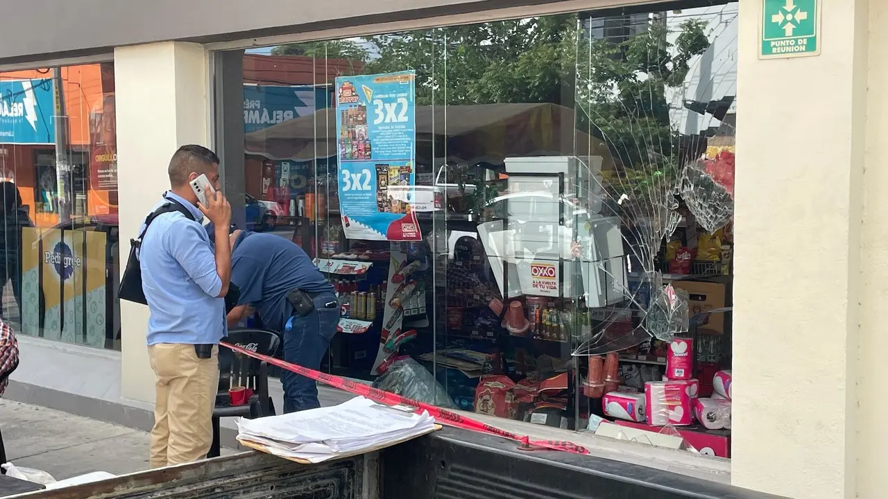 Un violento robo a mano armada se registró al amanecer de este martes, en una sucursal Oxxo de la zona centro de Ciudad Madero. Foto: Axel Hassel