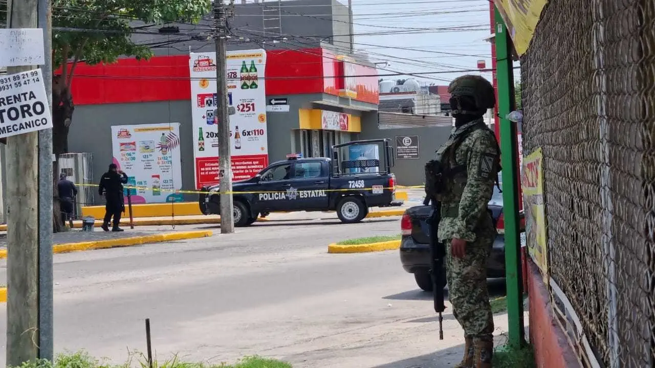 Elemento del Ejército Mexicano custodia zona de crimen en Tabasco. Foto: Armando de la Rosa