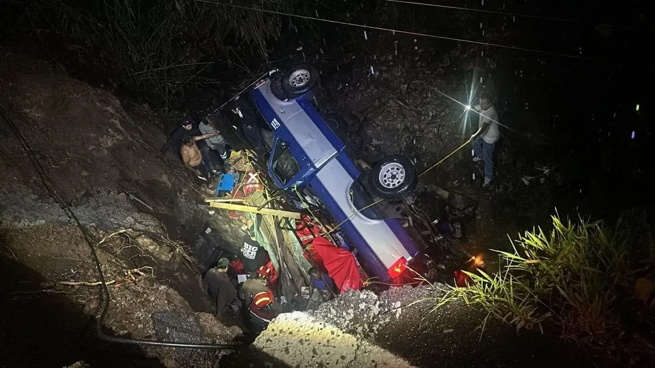 Los lesionados fueron llevados a diferentes hospitales. Foto: FB Tragedia en Chalma; volcadura de camioneta deja dos peregrinos muertos