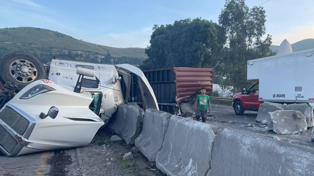 Volcadura de tráiler sobrecargado provoca caos vial en Tlalnepantla