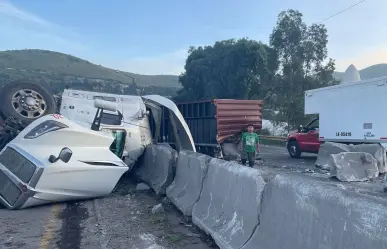 Volcadura de tráiler sobrecargado provoca caos vial en Tlalnepantla