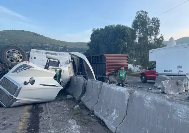 Volcadura de tráiler sobrecargado provoca caos vial en Tlalnepantla