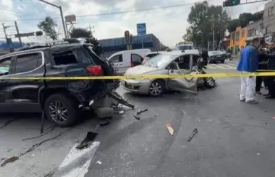 Metrobús impacta a 9 vehículos tras falla mecánica, hay 15 heridos