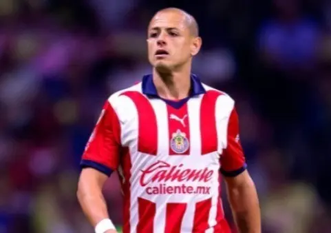 Chicharito en un juego con las Chivas este 2024. Foto: MARCA.com