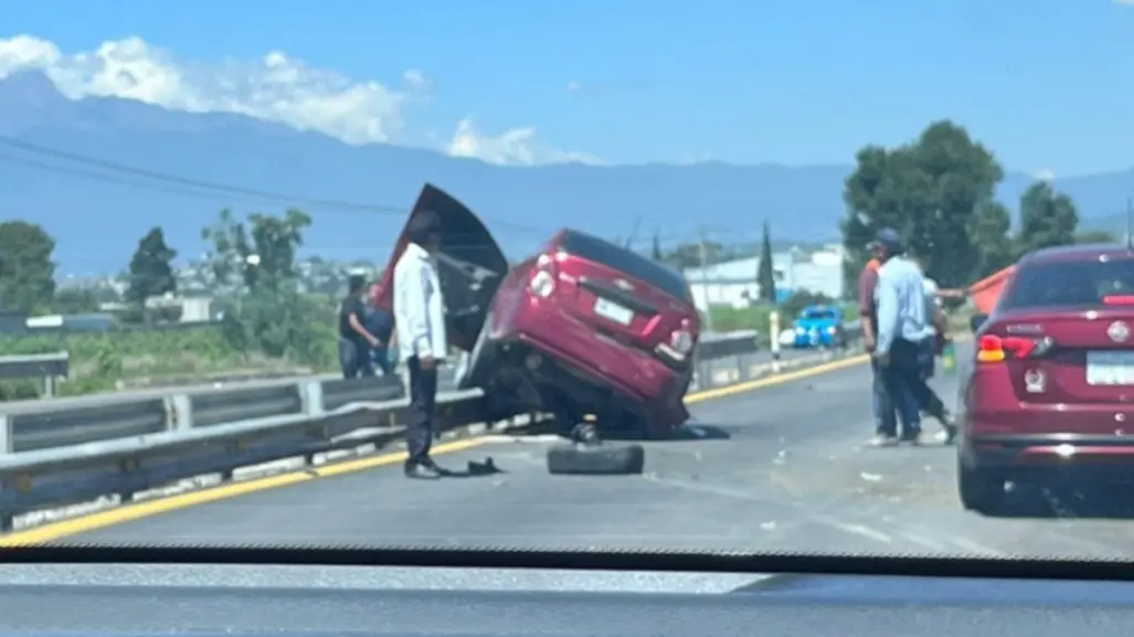 ¡De milagro! Conductor se salva de caer de puente en Tlaxcala