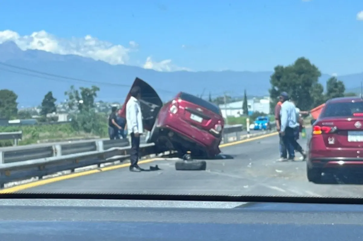 El auto que se accidentó en la autopista Tlaxcala - Texmelucan. Foto: Facebook Max Hernández Pulido.