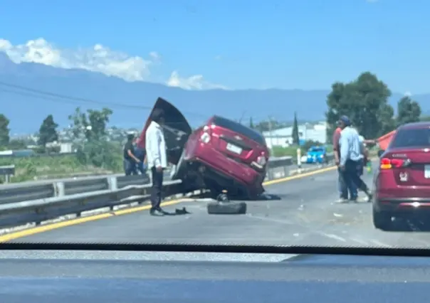 ¡De milagro! Conductor se salva de caer de puente en Tlaxcala