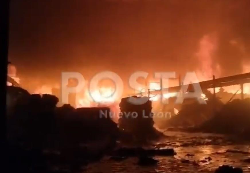 Incendio consume bodega de papel en Santa Catarina