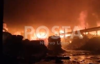 Incendio consume bodega de papel en Santa Catarina