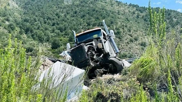 Tráiler se cae a barranco en las curvas de los Chorros. Foto de redes sociales.