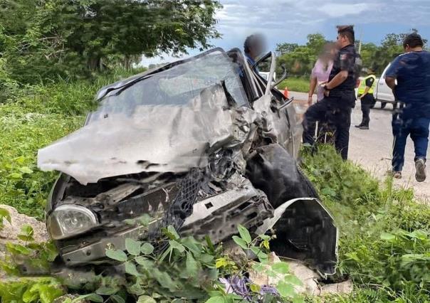 Impactante choque en Conkal deja un herido y un auto destrozado