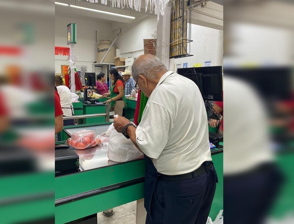 Pasan día del abuelito trabajando de cerillitos