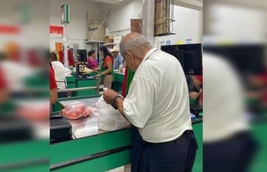 Pasan día del abuelito trabajando de cerillitos