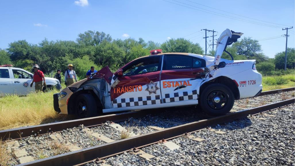 Choca patrulla de Tránsito Estatal en cruce ferroviario de Victoria