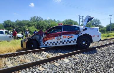 Choca patrulla de Tránsito Estatal en cruce ferroviario de Victoria