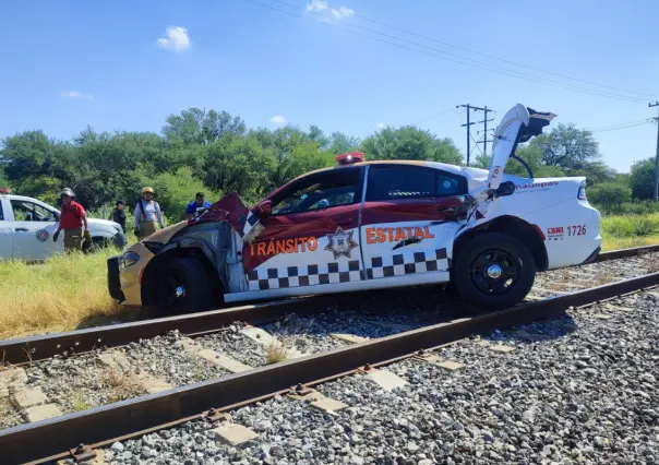 Choca patrulla de Tránsito Estatal en cruce ferroviario de Victoria