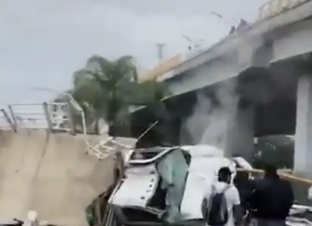 #VIDEO Conductor intenta huir tras accidente, salta de puente y sobrevive