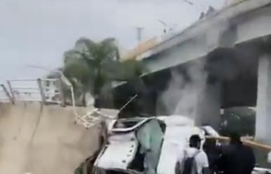 #VIDEO Conductor intenta huir tras accidente, salta de puente y sobrevive