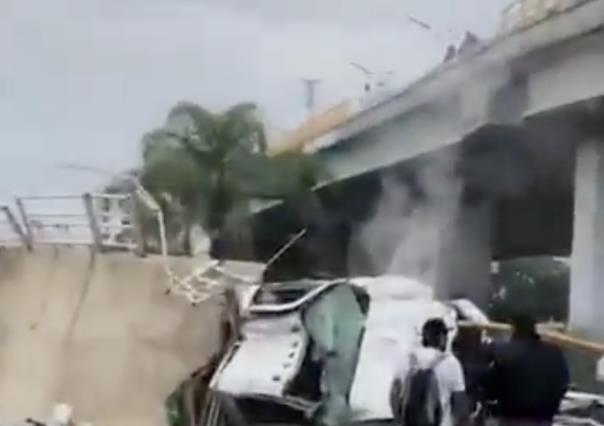 #VIDEO Conductor intenta huir tras accidente, salta de puente y sobrevive