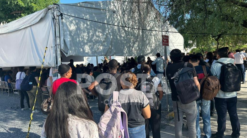 Viven extranjeros calvario al hacer largas filas en Migración