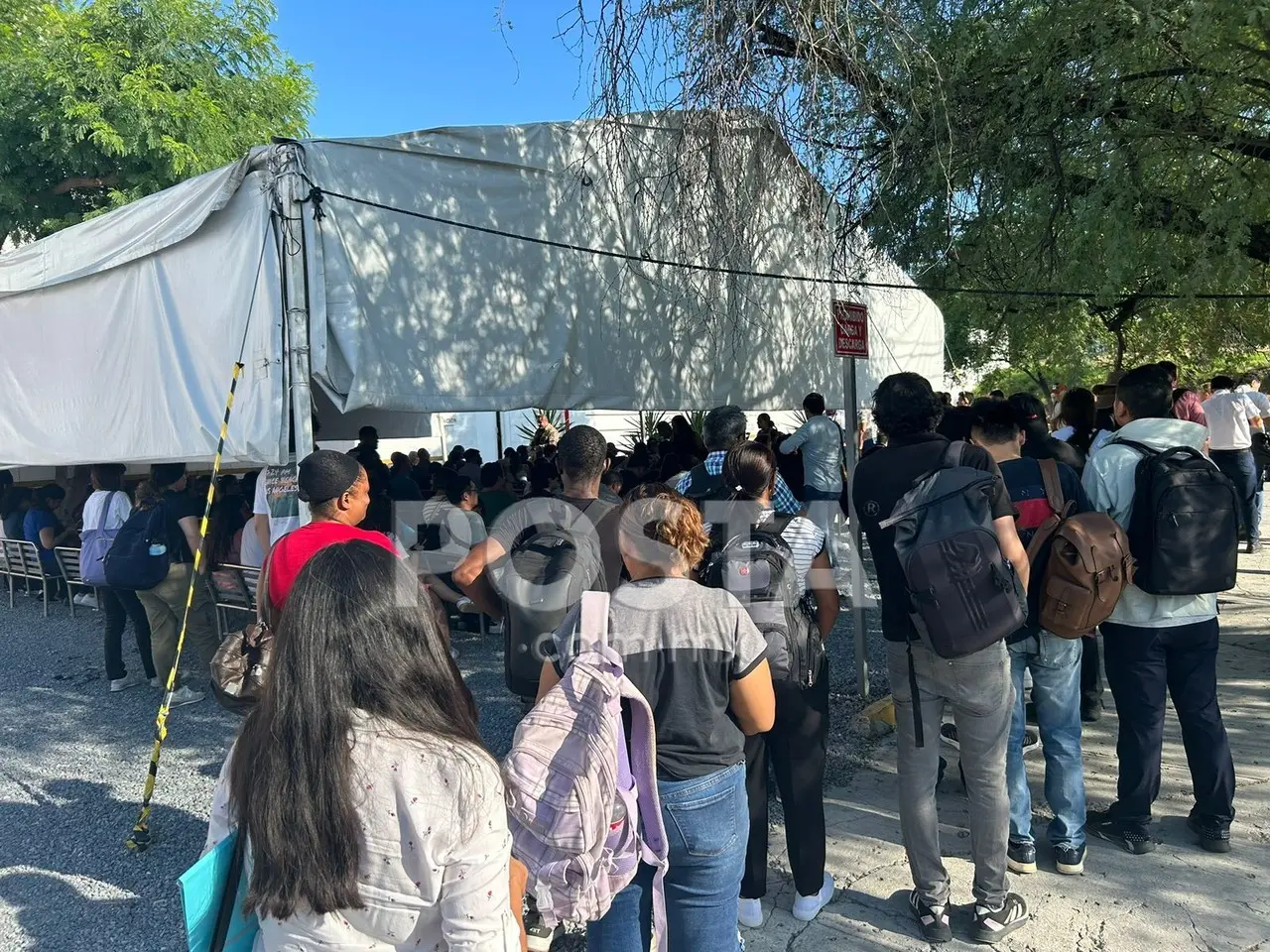 Migrantes hacen largas filas en migración. Foto. Jorge López