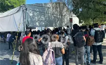 Viven extranjeros calvario al hacer largas filas en Migración