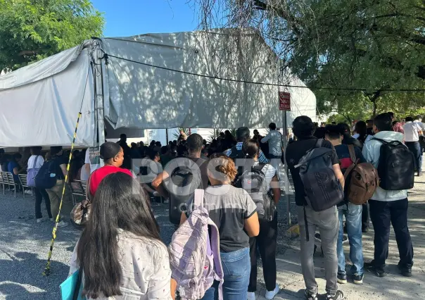 Viven extranjeros calvario al hacer largas filas en Migración