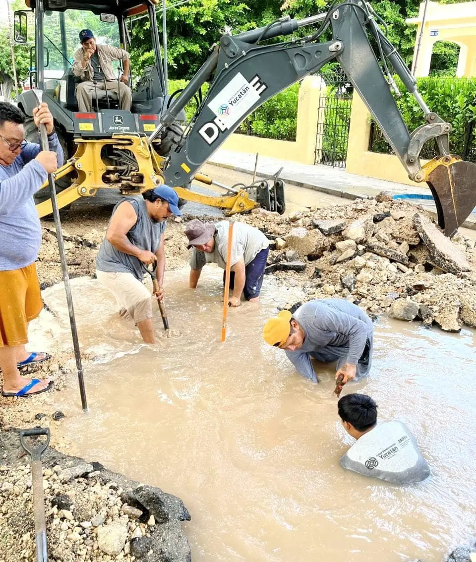 Siete horas para reparar una fuga de agua en Mérida