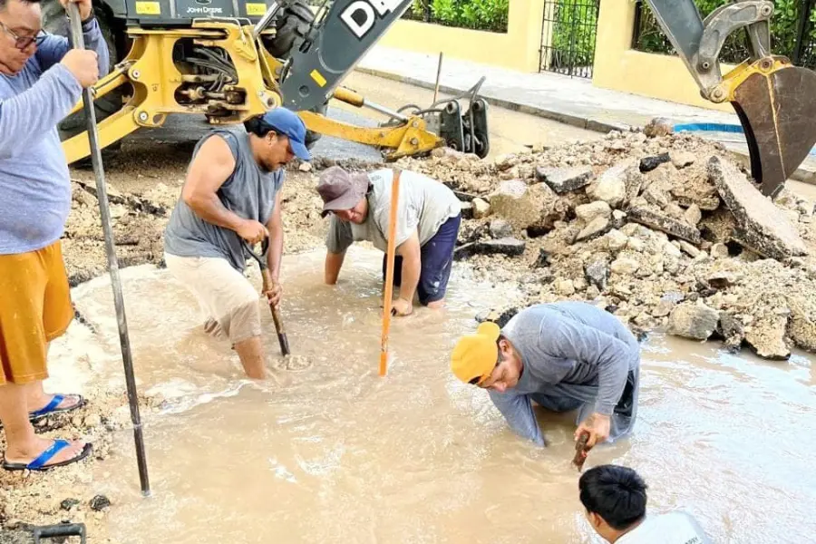 Siete horas para reparar una fuga de agua en Mérida