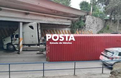 Otra de traileros...Le fallan las matermáticas y se atora en puente en Naucalpan
