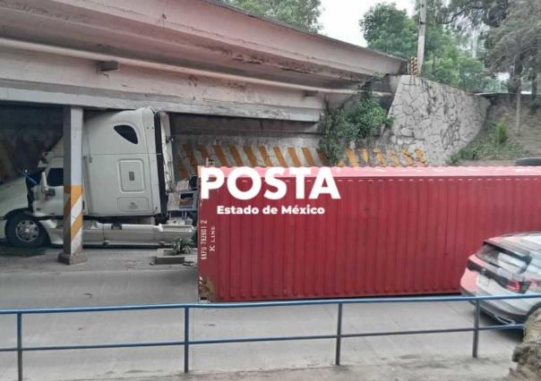 Otra de traileros...Le fallan las matermáticas y se atora en puente en Naucalpan