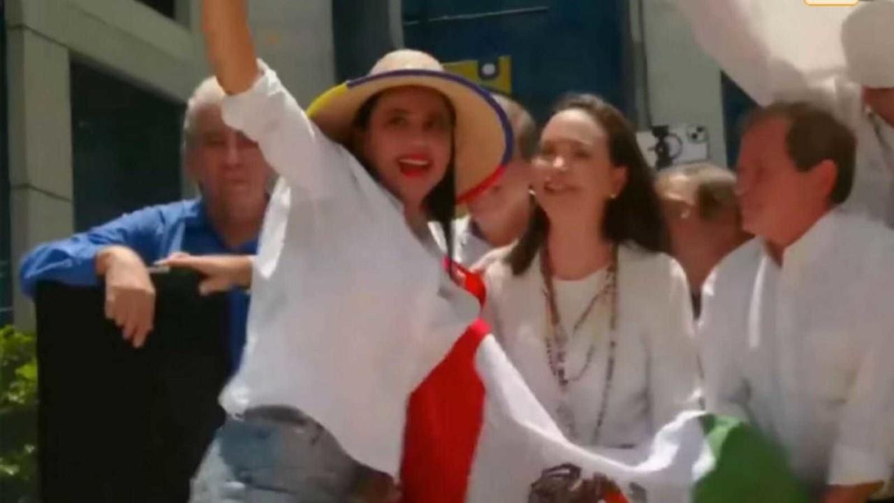 Sandra Cuevas no ha manifestado nada respecto a que se ha convertido en tendencia al regalar un a bandera de México a María Corina Machado. Foto: Captura de pantalla