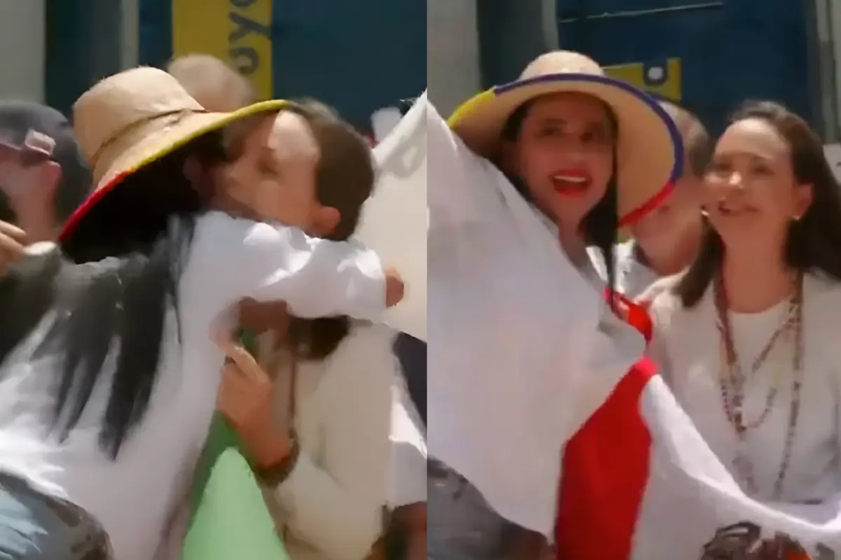 Sandra Cuevas abrazando a María Corina Machado en marcha. Foto: Captura de pantalla