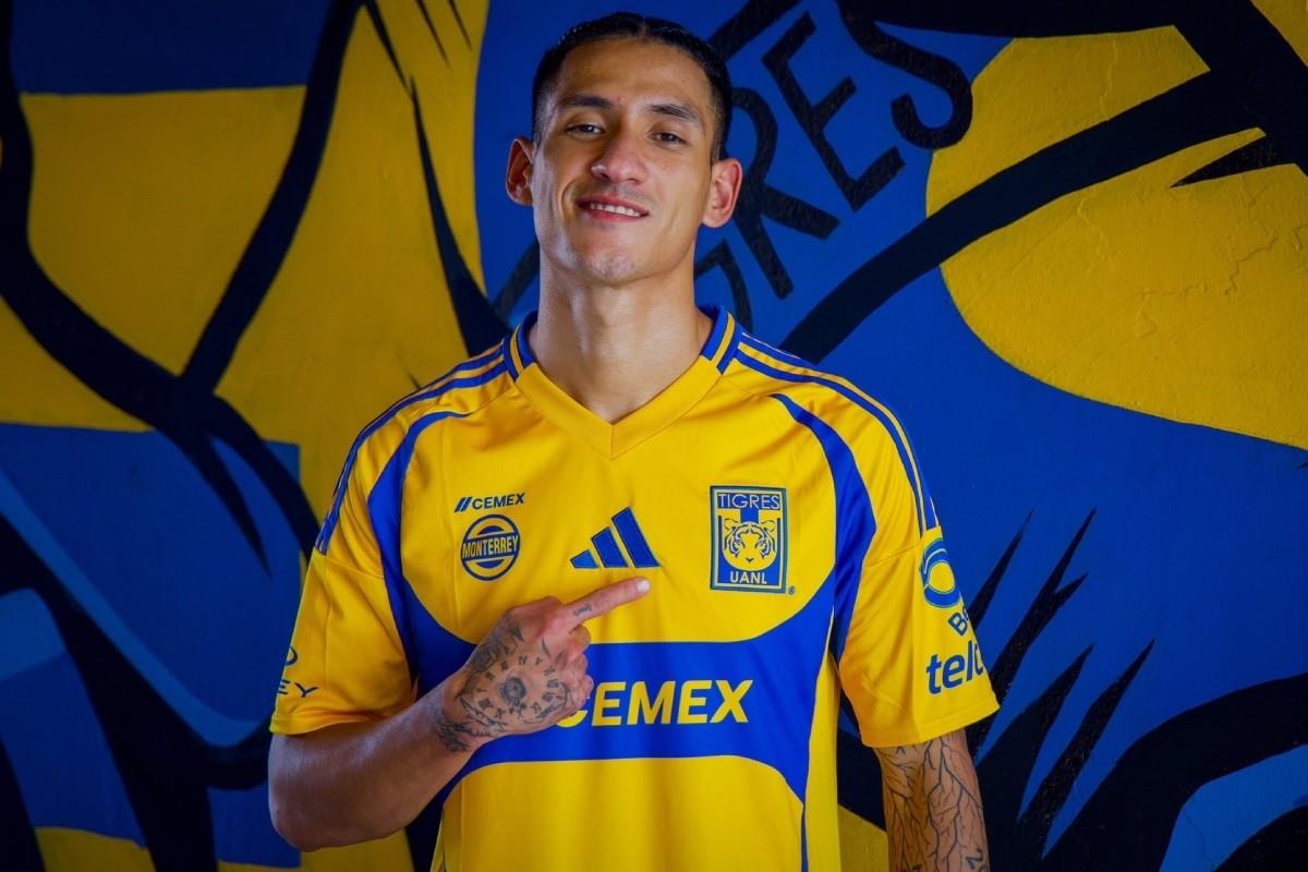 Uriel Antuna portando la indumentaria de los Tigres Foto: X(Twitter) @TigresOficial