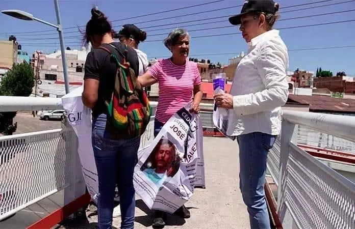 Colocan fichas de desaparecidos en puentes peatonales de Zacatecas