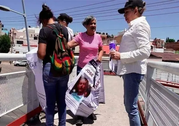 Colocan fichas de desaparecidos en puentes peatonales de Zacatecas