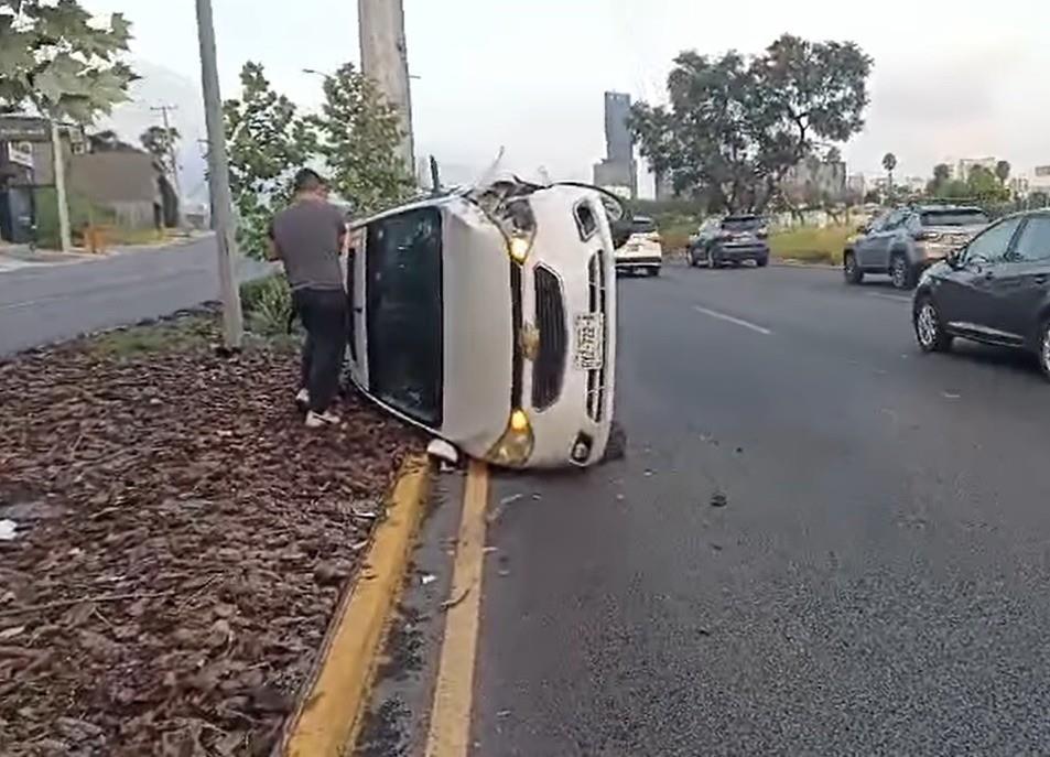 Auto vuelca en Morones Prieto; conductor sale ileso