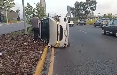 Auto vuelca en Morones Prieto; conductor sale ileso