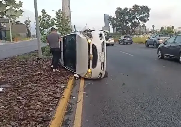 Auto vuelca en Morones Prieto; conductor sale ileso