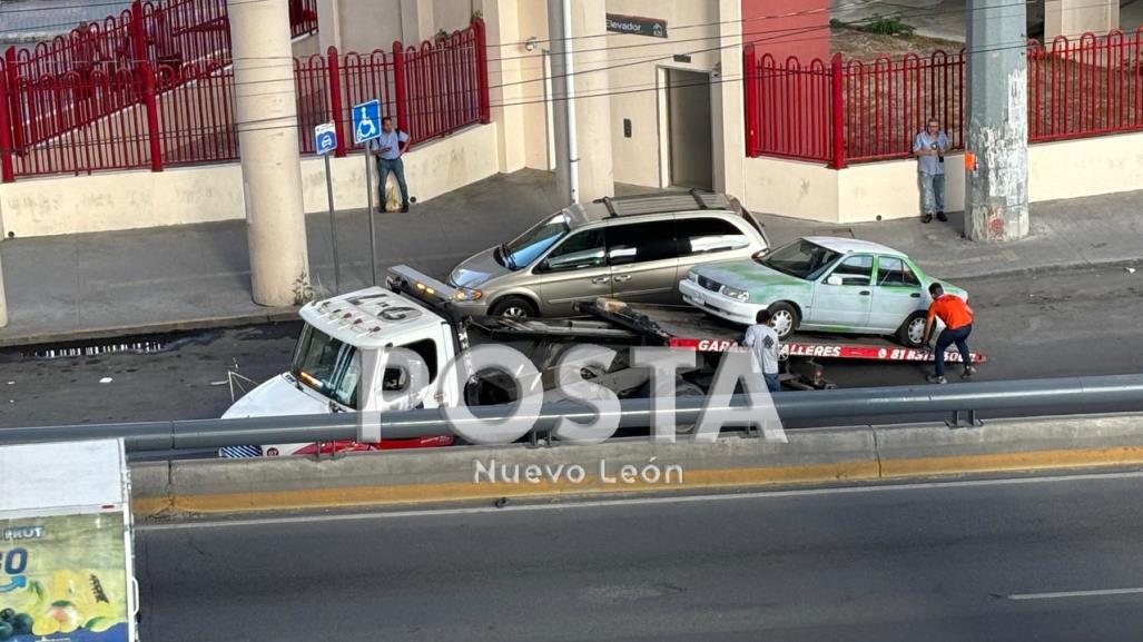 Grúas se llevan carros mal estacionados frente a hospital del IMSS en Monterrey