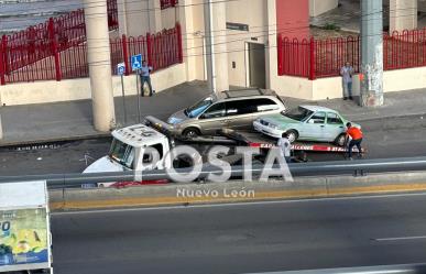 Grúas se llevan carros mal estacionados frente a hospital del IMSS en Monterrey