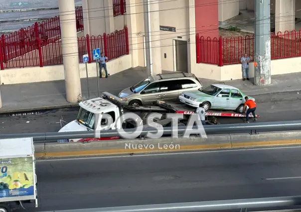 Grúas se llevan carros mal estacionados frente a hospital del IMSS en Monterrey